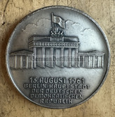 om024 - Grenztruppen Berlin presentation coin with Brandenburg Gate to commemorate the building of the Berlin Wall in 1961