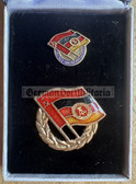 om325 - DSF German Soviet Friendship Society golden honour badge & membership badge in domed box
