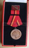 om010 - KAMPFGRUPPEN - FUER HERVORAGENDE KAMPF- UND EINSATZBEREITSCHAFT in Bronze - medal with enamel ribbon and large leatherette case