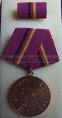 om903 - 10 - ZV ZIVILVERTEIDIGUNG - Verdienstmedaille achievement medal in bronze - East German Civil Defence 