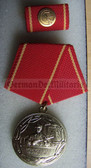 om907 - KAMPFGRUPPEN - long service medal in Gold for 25 years - East German Workers Militia