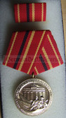 om908 - 6 - KAMPFGRUPPEN - FUER HERVORRAGENDE KAMPF- UND EINSATZBEREITSCHAFT in Gold - East German Workers Militia medal