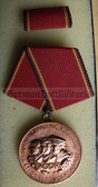 om912 - 9 - NVA ARMY - Verdienstmedaille in Bronze - Medal of Merit - aa0x6