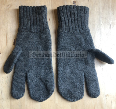 wo756 - Austrian Bundesheer Army issue woollen gloves - 2005 dated ...