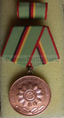 om919 - 16 - VOLKSPOLIZEI VP - FUER HERVORRAGENDE VERDIENSTE in Bronze - East German Police Service medal - mw0