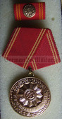 om922 - 9 - VOLKSPOLIZEI VP - LONG SERVICE MEDAL IN GOLD FOR 25 years service - East German Police Service - rp0