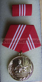 om927 - 4 - KAMPFGRUPPEN - long service medal in Gold for 20 years - East German Workers Militia
