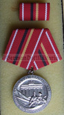 om929 - 2 - KAMPFGRUPPEN - FUER HERVORRAGENDE KAMPF- UND EINSATZBEREITSCHAFT in Silver medal with Brandenburg Gate