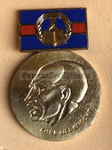 om434 - Karl Liebknecht Medaille - 1st type of the medal with enamel ribbon bar