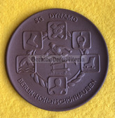 oo094 - Stasi MfS Staatssicherheit - Berlin Hohenschönhausen Dynamo sports organisation Meissen porcelain table medal