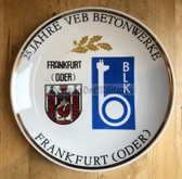 oo112 - porcelain presentation plate - 25 years VEB Betonwerk Frankfurt/Oder