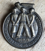 oa087 - c1951 World Youth Festival in Berlin participant tinnie badge