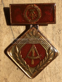 bc004 - 28 - Aktivist der sozialistischen Arbeit award medal