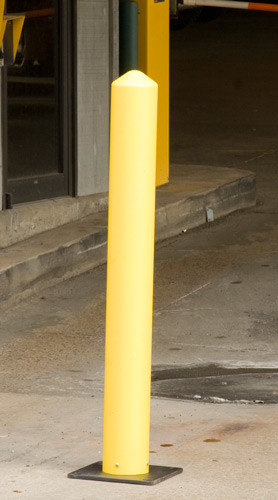 A photograph of a 02257 eagle poly bollards and base.