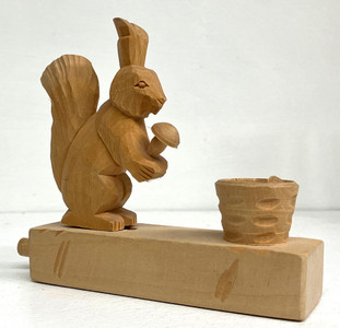 HAND CARVED SQUIRREL  - He Moves   -  4.5" long