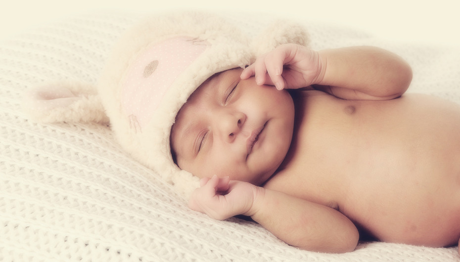 Cute picture of baby sleeping in hat. Image by Emotion Studios. 