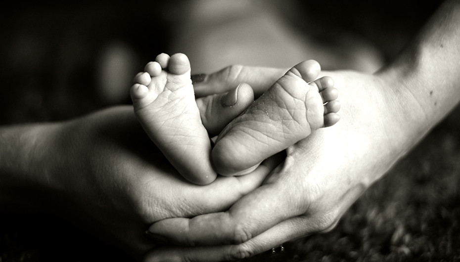 Stunning creative image shows baby feet in black and white. Picture by Emotion Studios. 