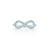 Graceful yet modern in design, the free-flowing curves of this ring are endlessly elegant. Hand-set scintillating diamonds make this iconic design even more brilliant.