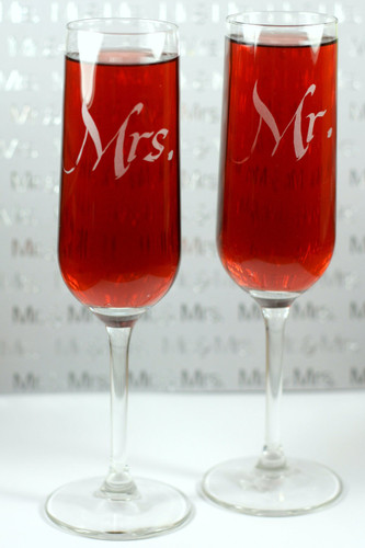 Engraved Modern Champagne Flutes Mr & Mrs (Set of 2)