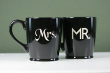 Ceramic Coffee Mugs Engraved with Mr & Mrs Basic Design (Set of 2)