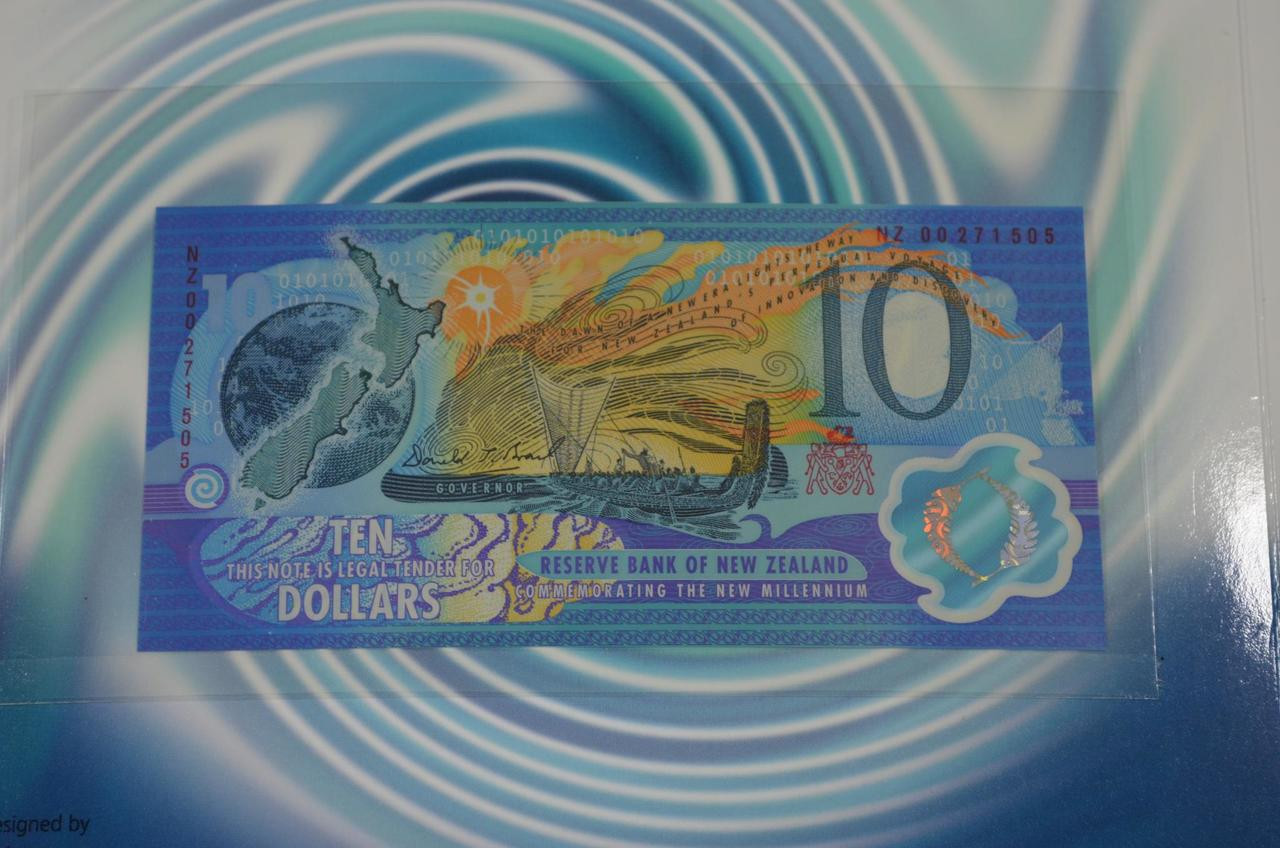 New Zealand - 2000 - $10 Millennium Note Large Presentation Pack