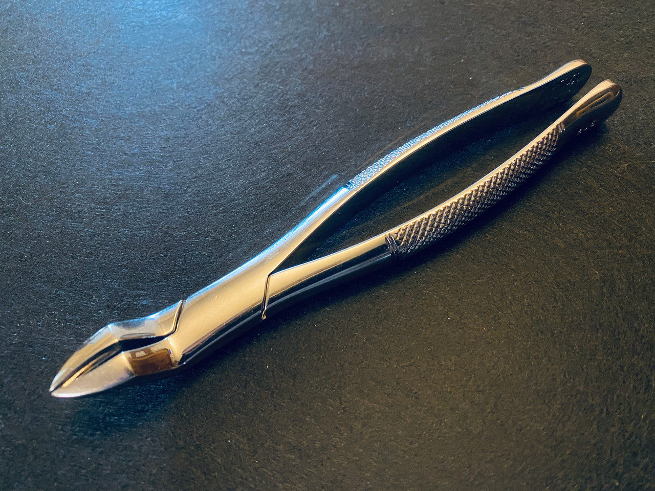Hu-Friedy F300 Dental Extraction Forceps #300 – Serrated, Small Roots – New