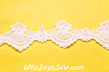 3.5cm Wide Vintage Feel Crochet Cotton Lace Trim By The Metre in Snow& Natural White. C094