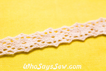 0.9cm Wide Vintage Feel Crochet Cotton Lace Trim By The Metre in Natural White. 