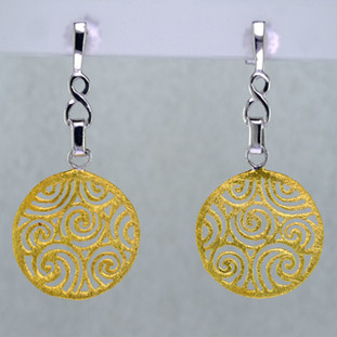 These light and airy open lattice earrings are a delight to wear. Crafted in yellow gold plated Sterling Silver, dangling on posts and measure 1 1/2 inches long.

Handcrafted in Northern Spain.