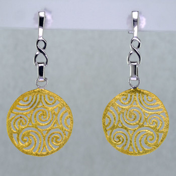 These light and airy open lattice earrings are a delight to wear. Crafted in yellow gold plated Sterling Silver, dangling on posts and measure 1 1/2 inches long.

Handcrafted in Northern Spain.