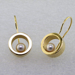 These floating pearl earrings are modern and timeless. Classic circles in 14 karat Yellow Gold with 4.5mm very fine Akoya cultured Pearls, hanging on wires. Measure 1" long.
Designed, and created in our studio by the artist Stuart J.