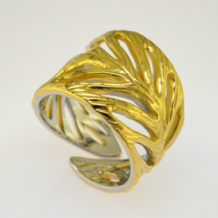 Everyday casual, or evening chic, you can't go wrong with this gold plated Sterling Silver leaf ring. Standard finger size is 81/2, but call us with your finger size and we will have it made just for you. Please allow 3 weeks to get your ring. Measures 3/4 inch wide.

Handmade in Northern Spain.