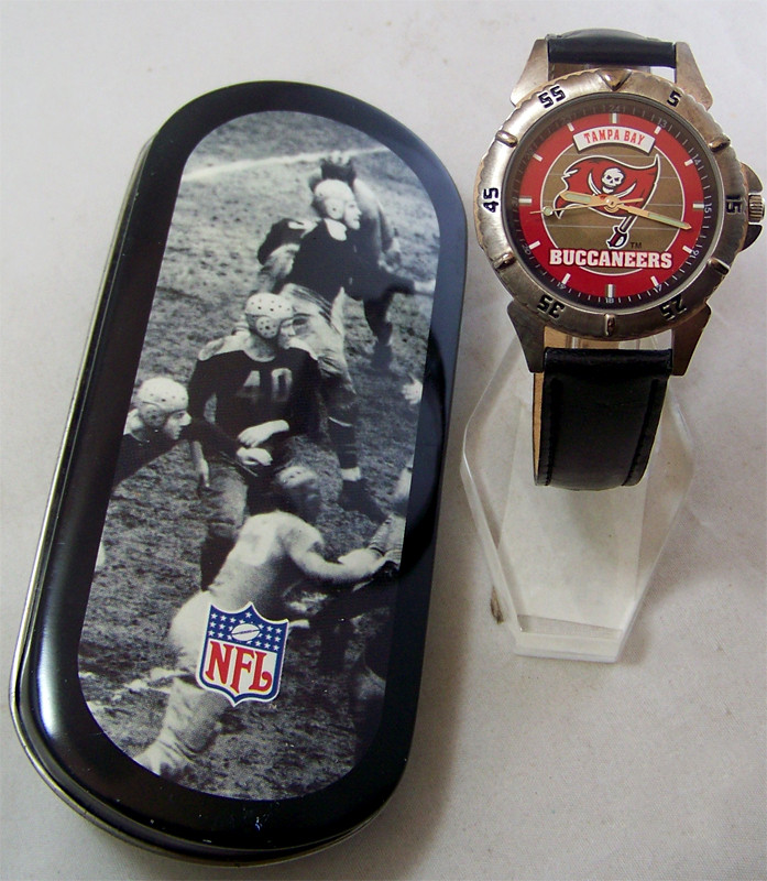 Tampa Bay Bucs Buccaneers Fossil Watch 1997 Mens Vintage in Tin display picture 2