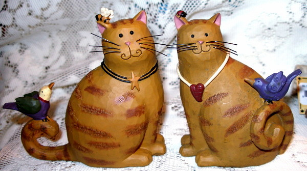 Blossom Bucket pair Friendship Cat Figurines w Fish Yarn  2 Figures 86732 