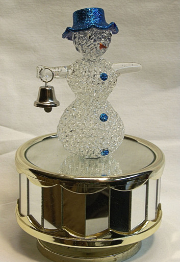 SCULPTURED GLASS SNOWMAN W/BELL CAROUSEL PLAYS WHITE CHRISTMAS 4" X 4" X 6 1/2" HAND CRAFTED & HAND PAINTED
BATTERY OPERATED REQUIRED 2 AA BATERIES (NOT INCLUDED)
