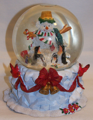 MUSICAL SNOW GLOBE SNOWPERSON WITH PENGUINS 
PLAYS WHITE CHRISTMAS MEASURES 4 3/4" X 4 3/4" X 5 5/8"
