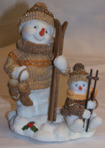 SNOW PEOPLE ADULT & CHILD GETTING READY TO SKI MEASURES: 3 1/4" X 4" X 4 1/2" RESIN