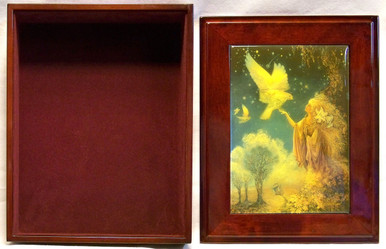 WINGED WISDOM  JEWELRY BOX WITH LID THAT CAN BE DISPLAYED ON WALL  ART DESIGNS BY JOSEPHINE WALL   A POPULAR ENGLISH FANTASY ARTIST.
THIS JEWELRY BOX CAN BE USED IN SEVERAL DIFFERENT WAYS.
THE LID CAN BE USED PICTURE UP OR WORDS UP OR CAN BE HUNG ON THE WALL, USING THE EYELETS PROVIDED
THE CASE ITSELF IS FELT LINED  AND WITH LID
MEASURES 8 5/8" X 6 13/16" X 3 1/2"