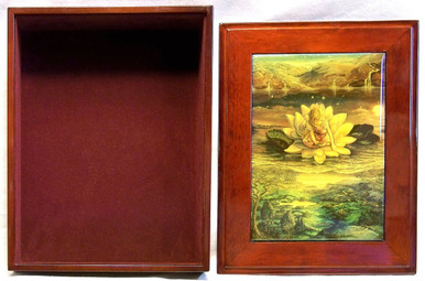 HORIZONS  JEWELRY BOX WITH LID THAT CAN BE DISPLAYED ON WALL  ART DESIGNS BY JOSEPHINE WALL A POPULAR ENGLISH FANTASY ARTIST.
THIS JEWELRY BOX CAN BE USED IN SEVERAL DIFFERENT WAYS.
THE LID CAN BE USED PICTURE UP OR WORDS UP OR CAN BE HUNG ON THE WALL,  USING THE EYELETS PROVIDED
THE CASE ITSELF IS FELT LINED  AND WITH LID 
MEASURES 8 5/8" X 6 13/16" X 3 1/2"