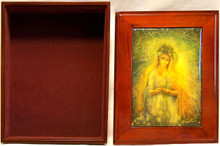 LADY GALADRIEF JEWELRY BOX WITH LID THAT CAN BE DISPLAYED ON WALL ART DESIGNS BY JOSEPHINE WALL
 A POPULAR ENGLISH FANTASY ARTIST.
THIS JEWELRY BOX CAN BE USED IN SEVERAL DIFFERENT WAYS.
THE LID CAN BE USED PICTURE UP OR WORDS UP OR CAN BE HUNG ON THE WALL,  USING THE EYELETS PROVIDED
THE CASE ITSELF IS FELT LINED  AND WITH LID 
MEASURES 8 5/8" X 6 13/16" X 3 1/2"