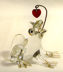 GLASS FROG FIGURINE TRYING TO CATCH RED HEART HAND MADE 22K GOLD TRIM   MEASURES 2 1/4" X 1 3/4" X 2 3/8"