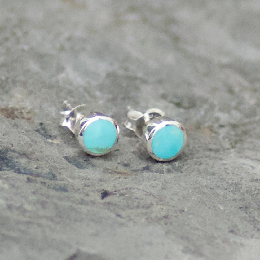 Kingman Turquoise Round Stud Earrings 027TU Aurora Jet