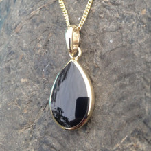 Hallmarked Whitby Jet and 9ct gold pear drop pendant with solid gold reverse