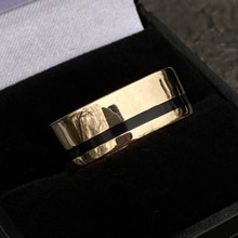 9ct gold 8mm weeding ring fully inlaid with 1mm Whitby Jet in black ring gift box