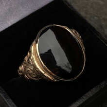 Large gents 9ct yellow gold signet ring with carved shoulder and oval Whitby Jet