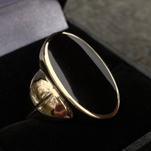 Large elongated oval 9ct gold Whitby Jet ring with wide curved shoulder in gift box