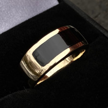 9ct gold Whitby Jet inlaid wide band ring in gift box