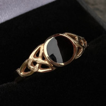18ct yellow gold ring with Celtic detailing and round Whitby Jet stone 
