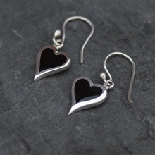 Contemporary 925 silver heart drop earrings with natural shiny black stones