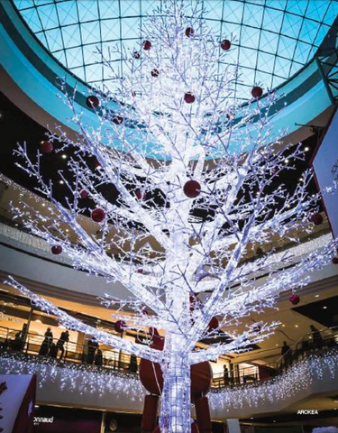 The Milwaukee Giant Tree has the appearance of a deciduous tree with no leaves, that is colored white and wrapped in white LEDs. Great for a winter wonderland display. This clever design and ultra bright tree comes in two different sizes.  Milwaukee Tree Giant Tree, this clever design and ultra bright tree comes in two different sizes. 

